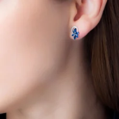 Histoire d'Or Boucles D'oreilles Puces Bouquet Or Blanc Saphir Et Diamant