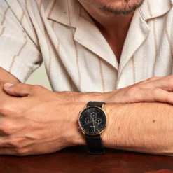 ARCTIK Montre Escale Noir cadran doré fond noir bracelet plastique noir