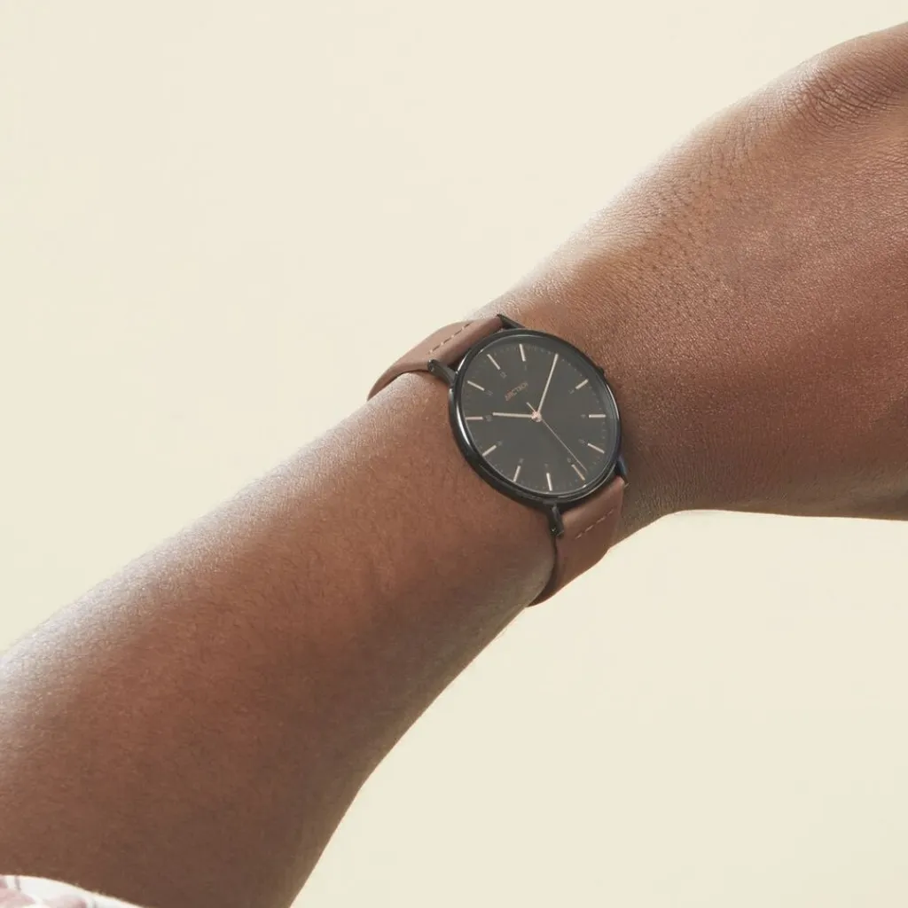 ARCTIK Montre Nomade Noir cadran noir fond noir bracelet cuir marron Hot