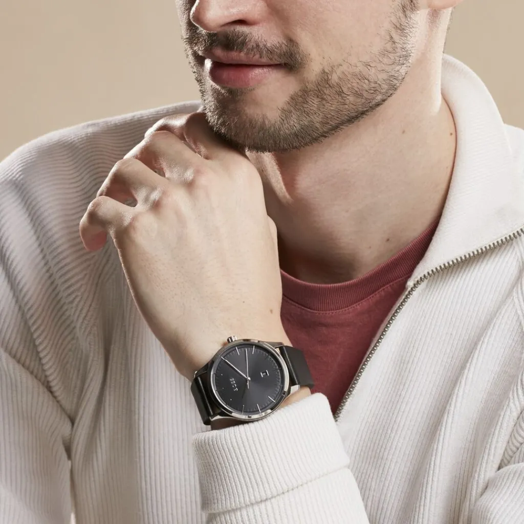 HUGO BOSS Montre Boss Reason Noir cadran argenté fond noir bracelet cuir noir Hot