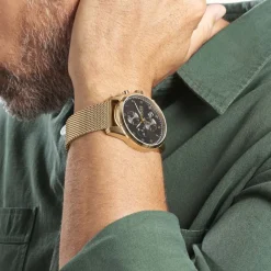 HUGO BOSS Montre Boss Skymaster Noir cadran doré fond noir bracelet acier doré