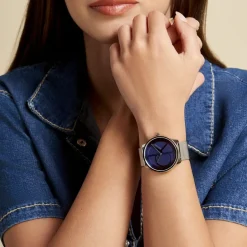 CALVIN KLEIN Montre Iconic Mesh Bleu cadran argenté fond bleu bracelet acier argenté Best