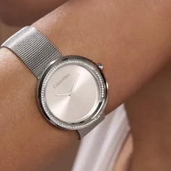 CALVIN KLEIN Montre Twist Rose cadran argenté fond rose bracelet acier argenté Best