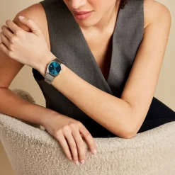 CASIO COLLECTION Montre Bleu cadran gris fond bleu bracelet acier argenté