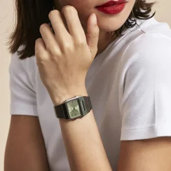 CASIO COLLECTION Montre Vintage Edgy Vert cadran gris fond vert bracelet acier gris