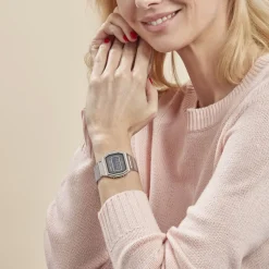 CASIO COLLECTION Montre Vintage Iconic Noir cadran argenté bracelet acier argenté Sale