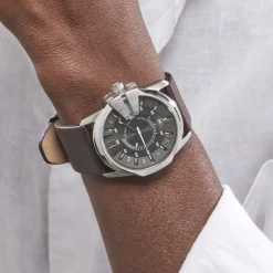 DIESEL Montre Master Chief Gris cadran argenté fond gris bracelet cuir marron Best