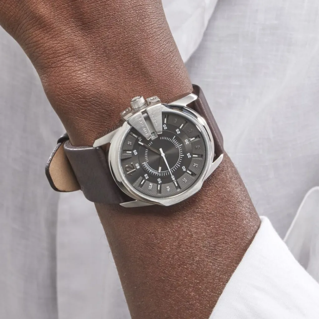 DIESEL Montre Master Chief Gris cadran argenté fond gris bracelet cuir marron Best