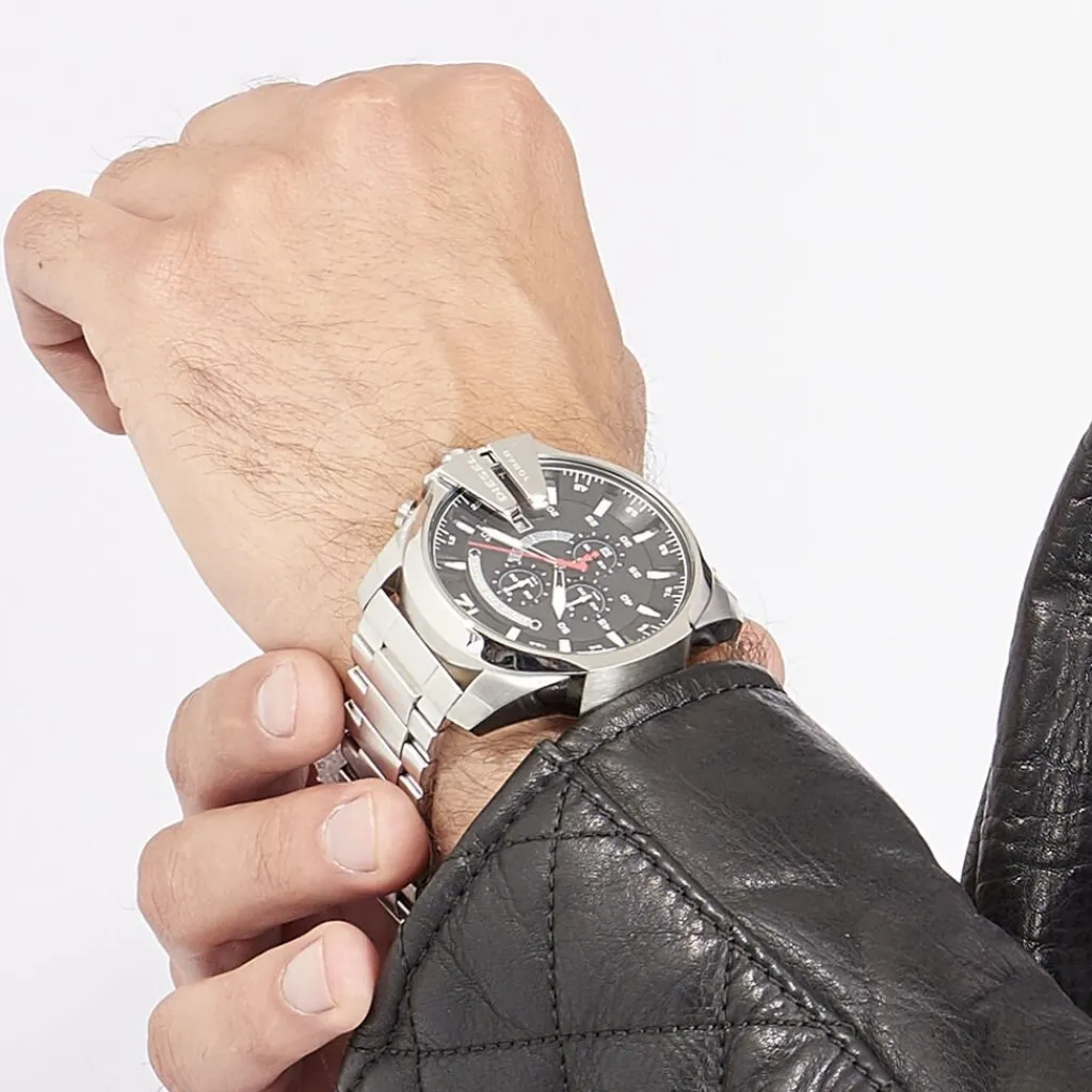 DIESEL Montre Mega Chief Noir cadran argenté fond noir bracelet acier argenté Clearance