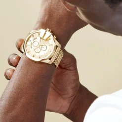 DIESEL Montre Mega Chief Champagne cadran doré fond doré bracelet acier doré New