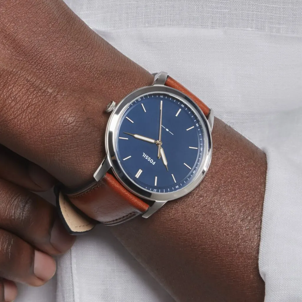 FOSSIL Montre Minimalist Bleu cadran argenté fond bleu bracelet cuir brun Hot