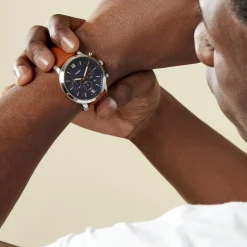 FOSSIL Montre Neutra Chrono Bleu cadran argenté fond bleu bracelet cuir marron