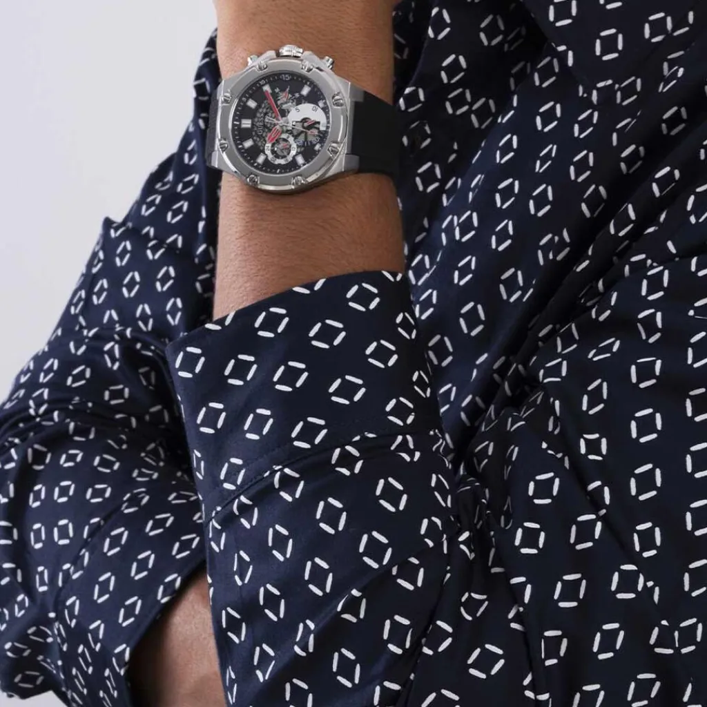 GUESS Montre Third Gear Noir cadran argenté fond noir bracelet silicone noire Clearance