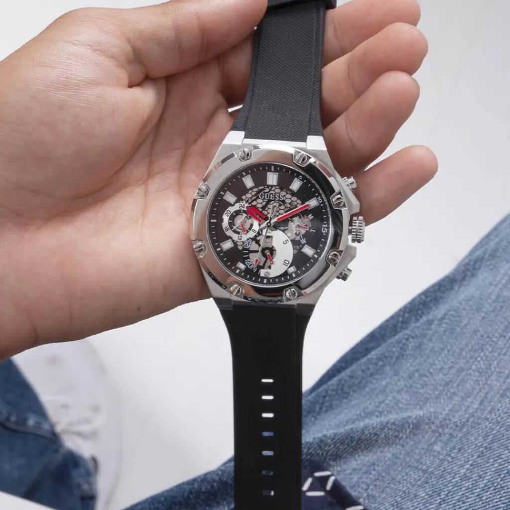 GUESS Montre Third Gear Noir cadran argenté fond noir bracelet silicone noire Clearance