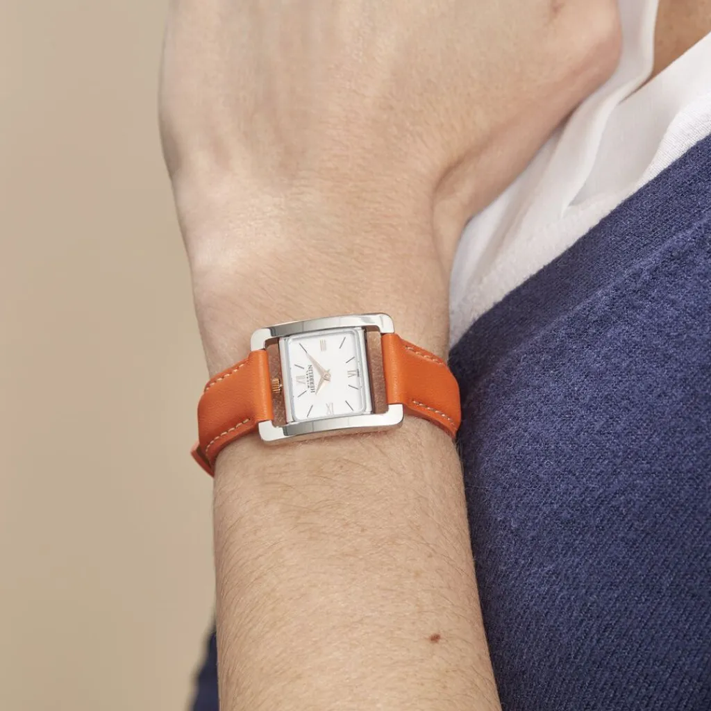 HERBELIN Montre 5Eme Avenue Blanc cadran argenté fond blanc bracelet cuir orange New