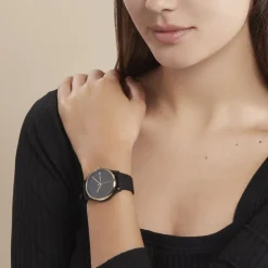 LACOSTE Montre Crocodelle Noir cadran noir fond noir braceletsilicone noir