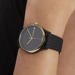 LACOSTE Montre Crocodelle Noir cadran noir fond noir braceletsilicone noir
