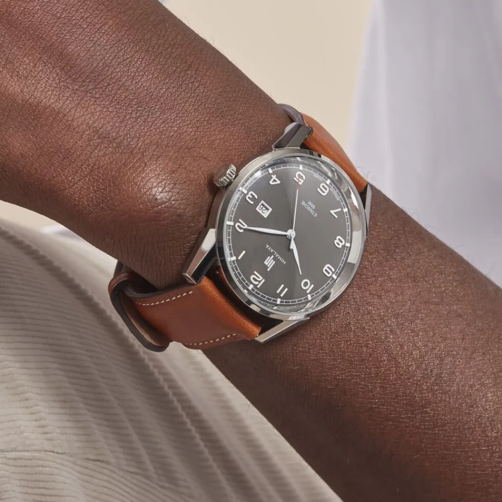 LIP Montre Himalaya Gris cadran argenté fond gris bracelet cuir marron