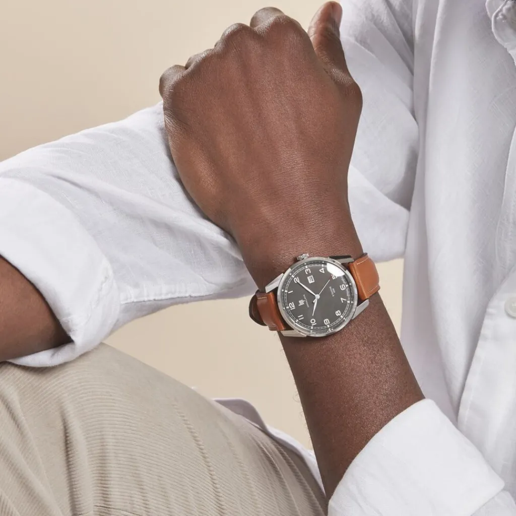 LIP Montre Himalaya Gris cadran argenté fond gris bracelet cuir marron