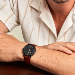 PIERRE LANNIER Montre Essential Noir cadran noir fond noir bracelet cuir marron