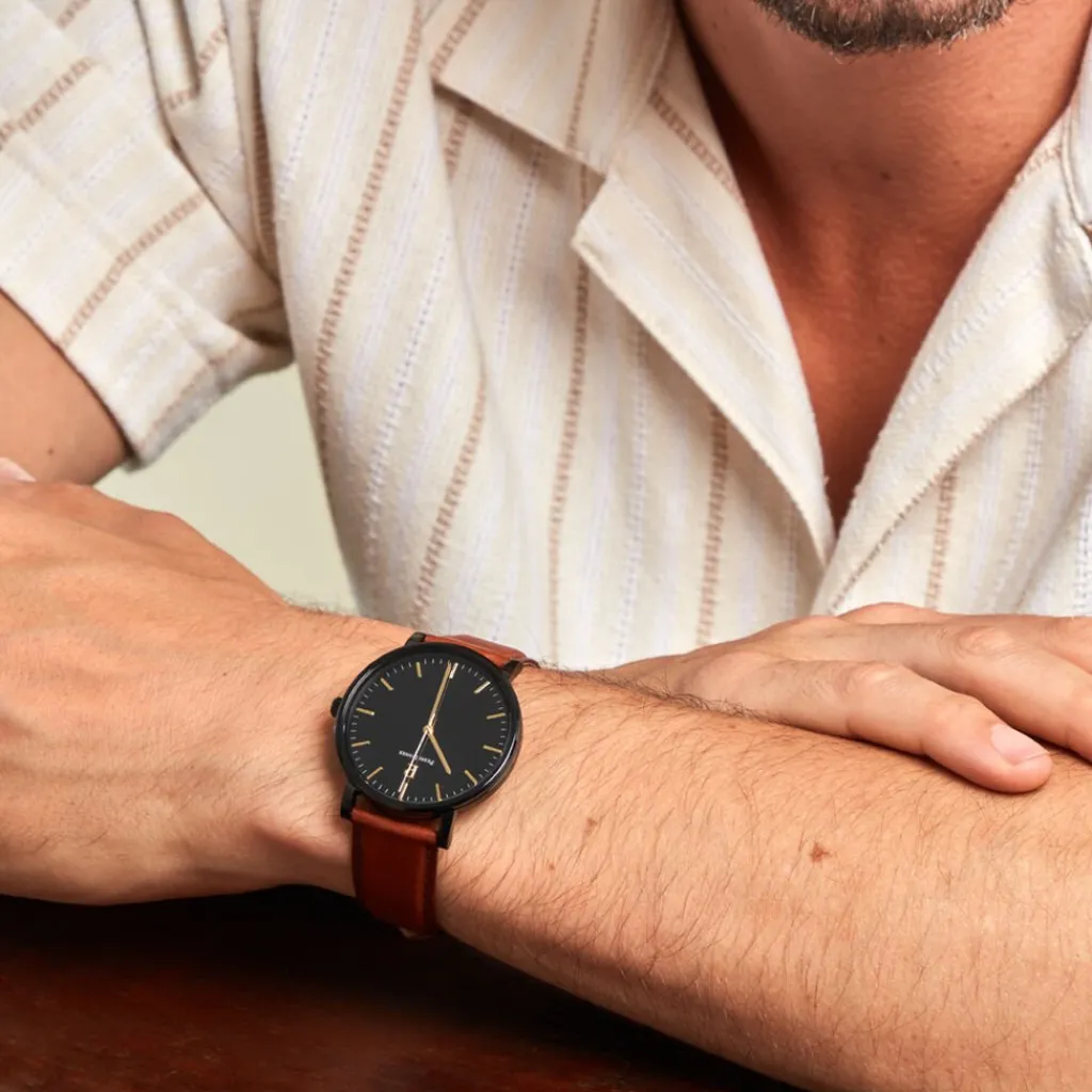 PIERRE LANNIER Montre Essential Noir cadran noir fond noir bracelet cuir marron