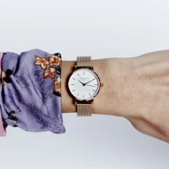 ROSEFIELD Montre The Small Edit Blanc cadran doré fond blanc bracelet acier doré Best