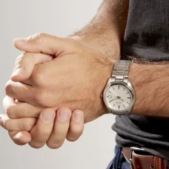 SEIKO Montre Classique Blanc cadran argenté fond blanc bracelet acier argenté