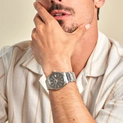 SEIKO Montre Classique Noir cadran argenté fond noir bracelet acier argenté