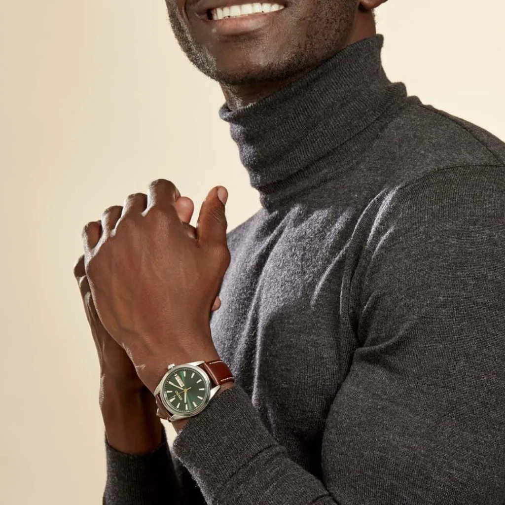 SEIKO Montre Classique Vert Foncé cadran argenté fond vert bracelet cuir marron