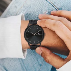 TOMMY HILFIGER Montre Hendrix Noir cadran noir fond noir bracelet acier noir Hot