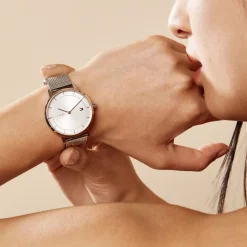 TOMMY HILFIGER Montre Tea Blanc cadran argenté fond blanc bracelet acier argenté Hot